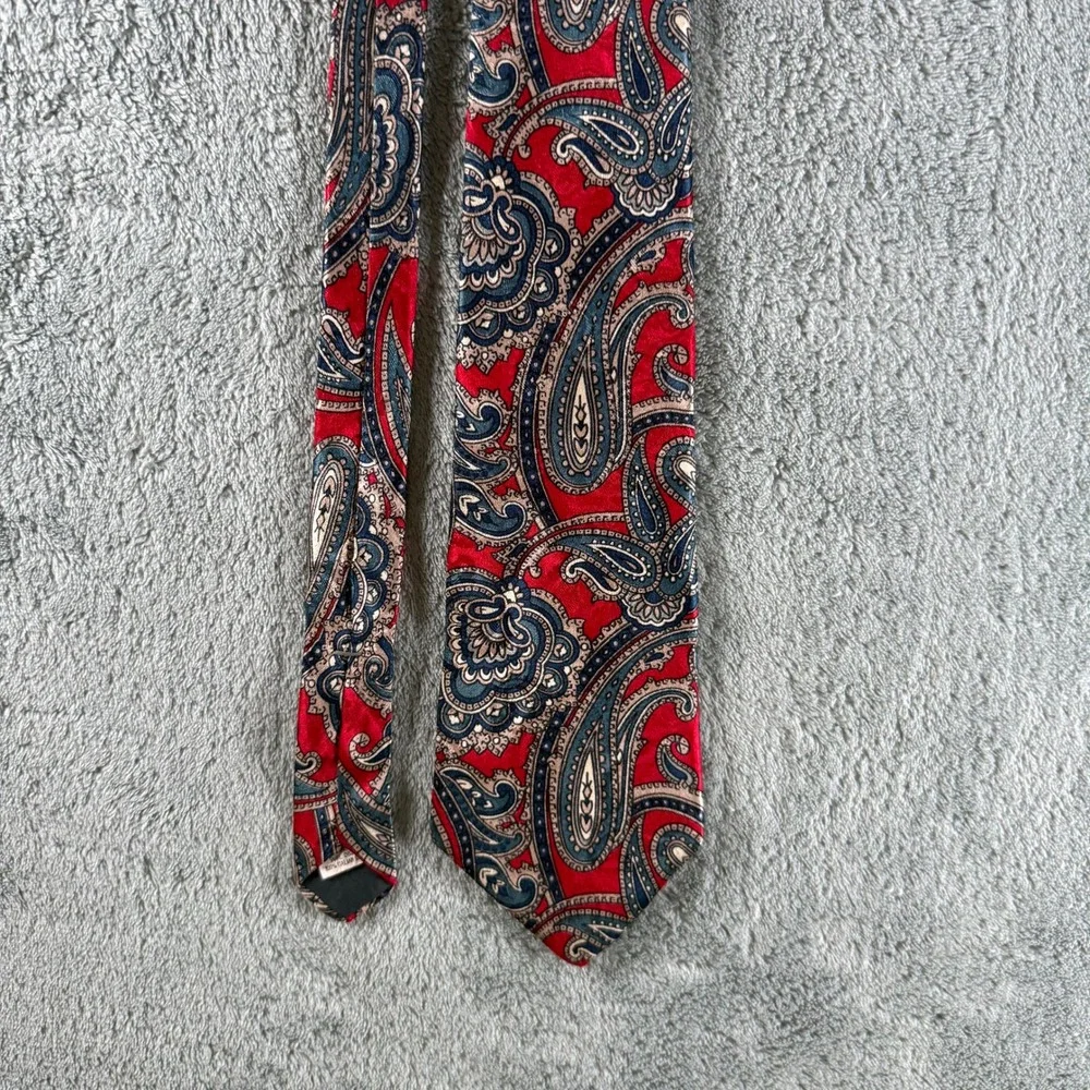 Halston III Mens Red Blue Paisley Italian Silk Necktie Made in USA Vintage Style